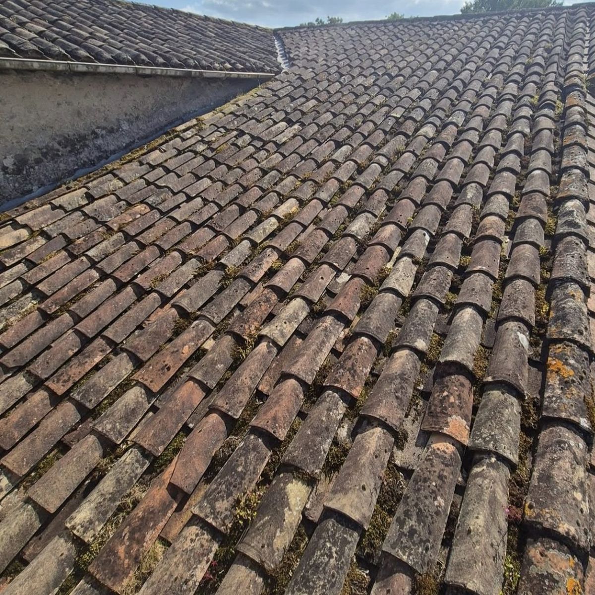 Toiture avant travaux, tuiles anciennes et noue usée