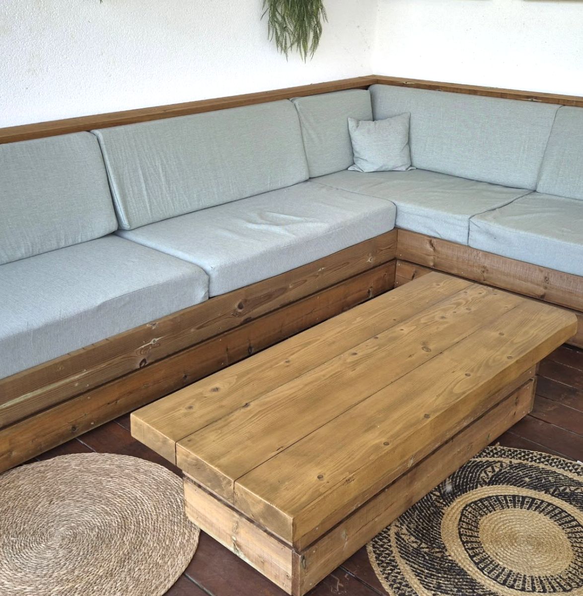 Salon d'angle et table basse en bois massif fabriqués sur mesure