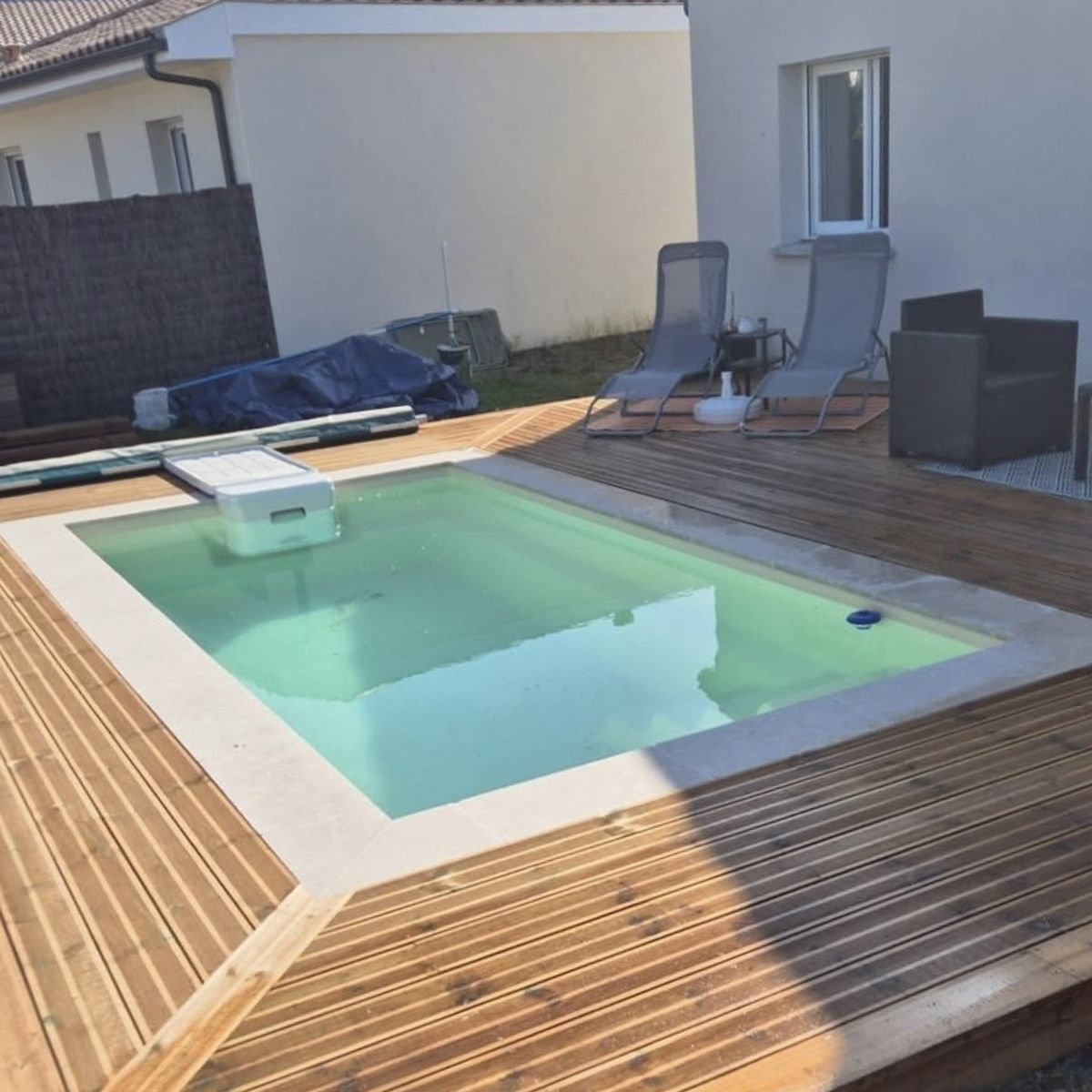 Piscine entourée d'une terrasse en bois neuve